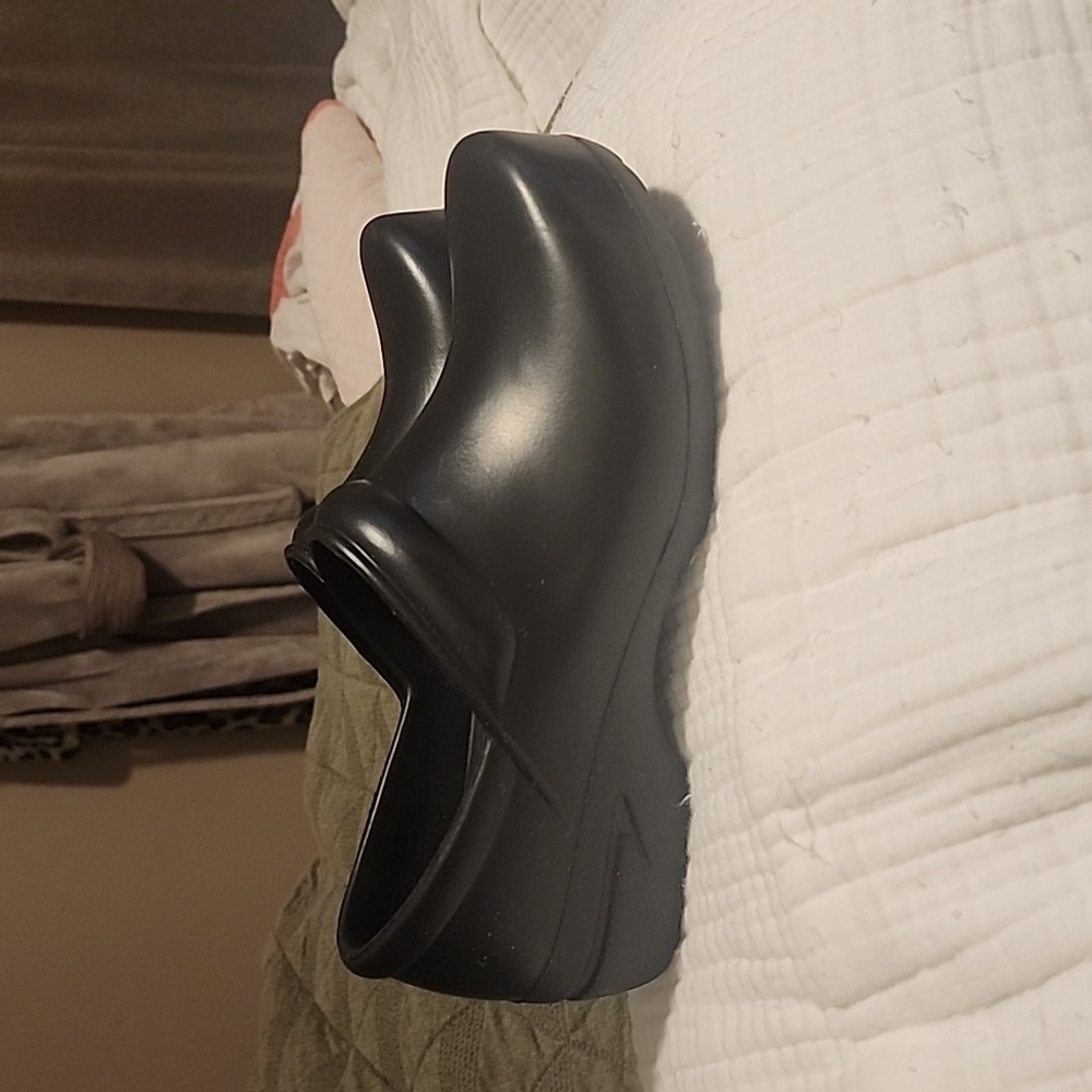 ANYWEAR non Slip clogs sz 6 Black